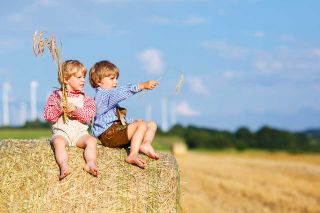 Foto: Kinder auf Strohballen