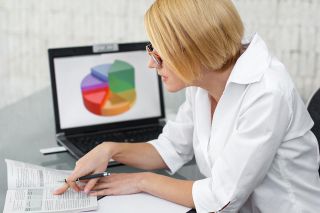 Foto: Frau in Büro