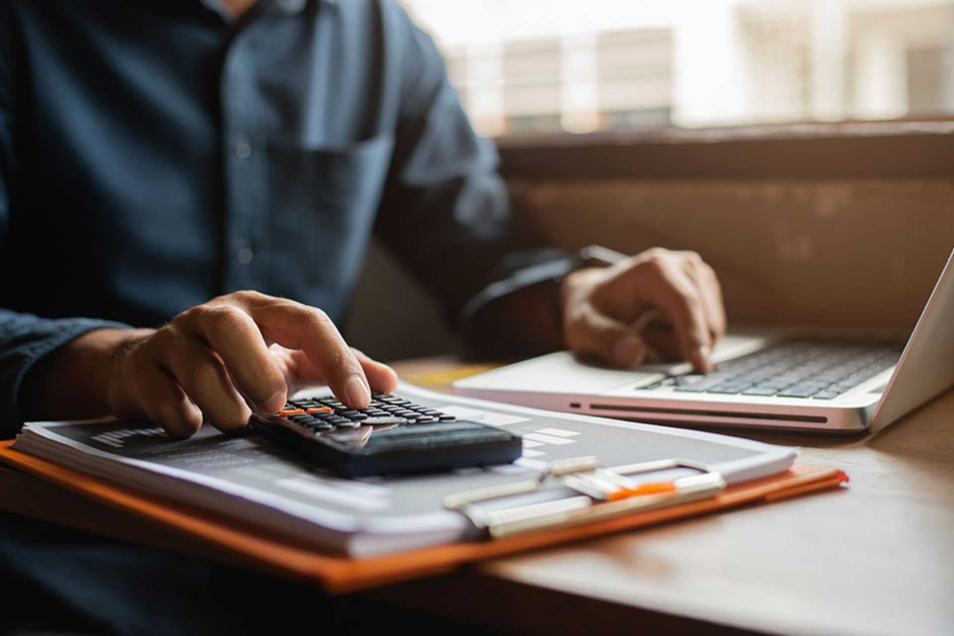 Person tippt auf Laptop