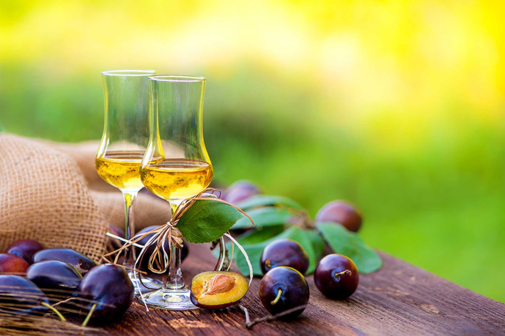 Schnapsgläser auf Holztisch im Freien