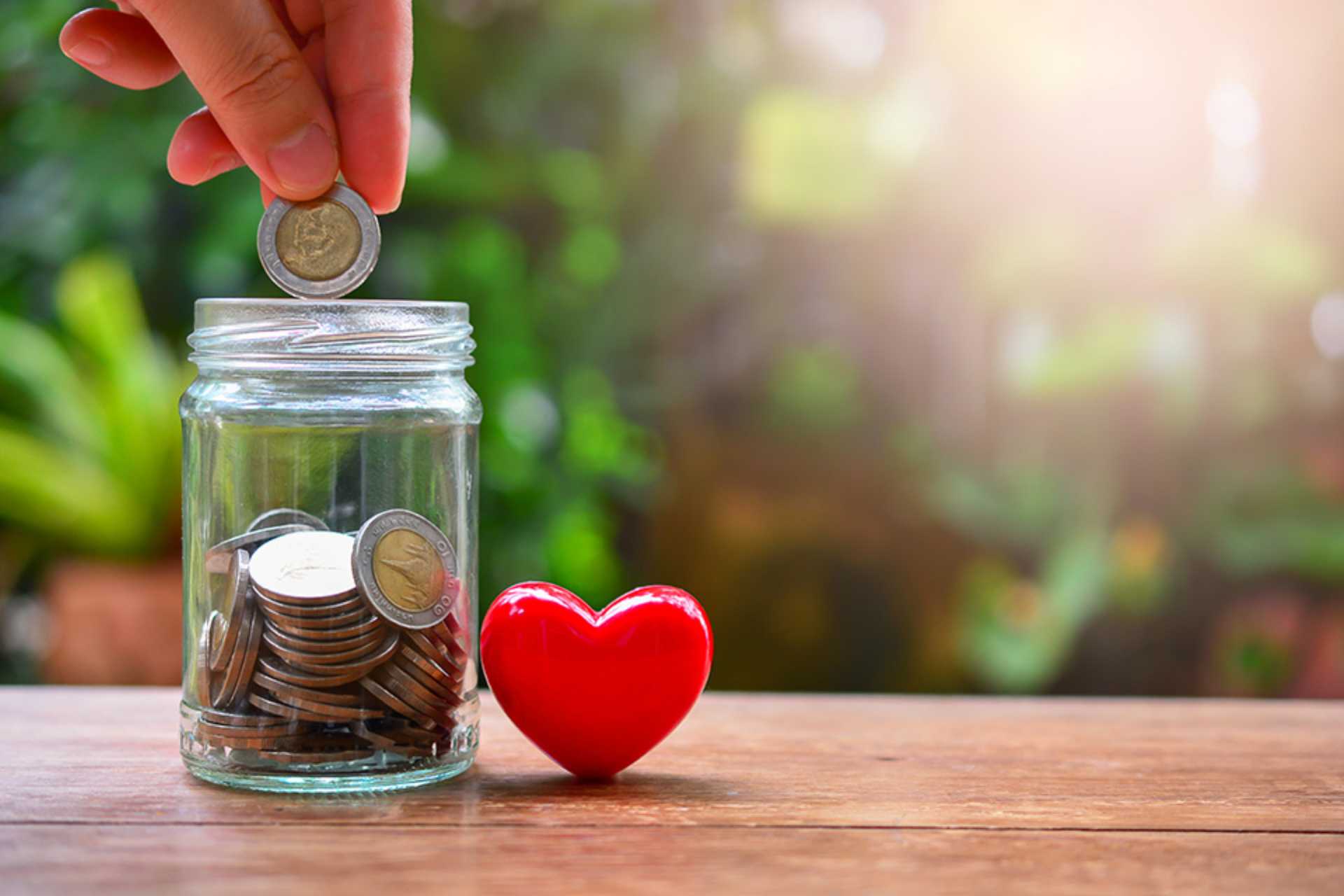 Glas gefüllt mit Herzen