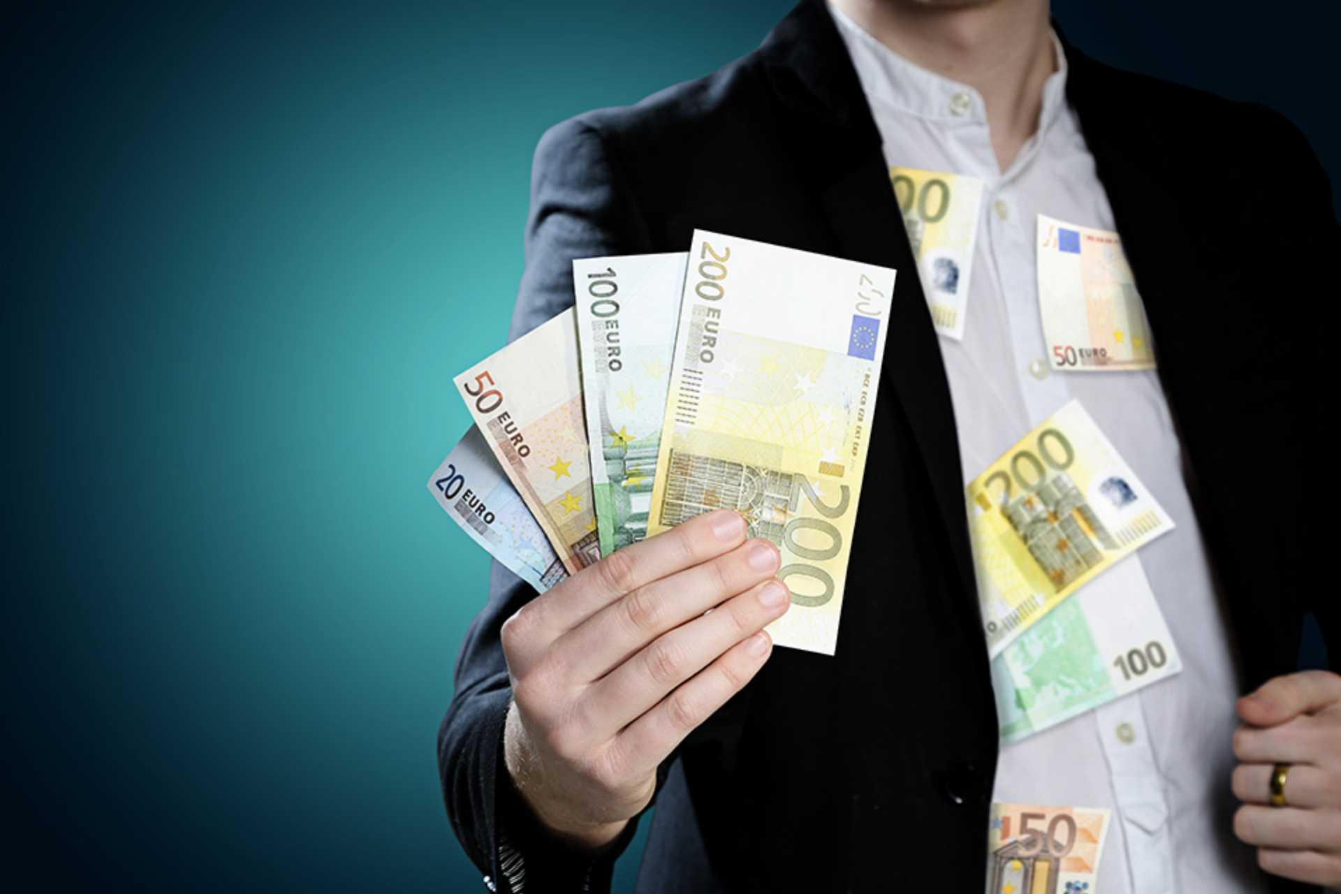 Mann mit Geldscheinen