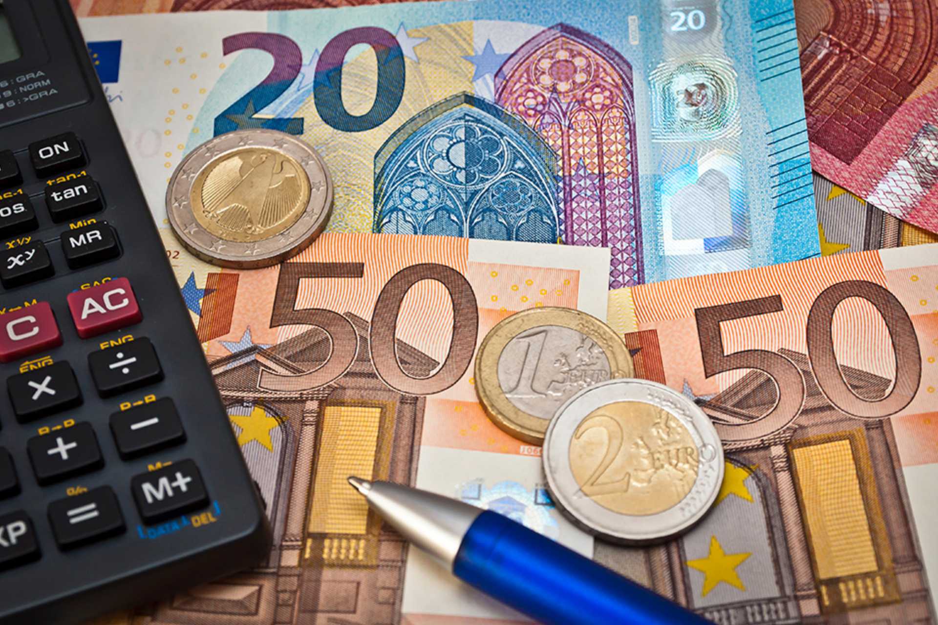 Geldscheinen und Taschenrechner