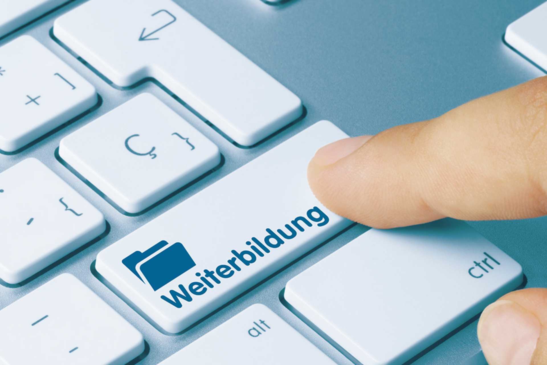 Tastatur mit Taste Weiterbildung