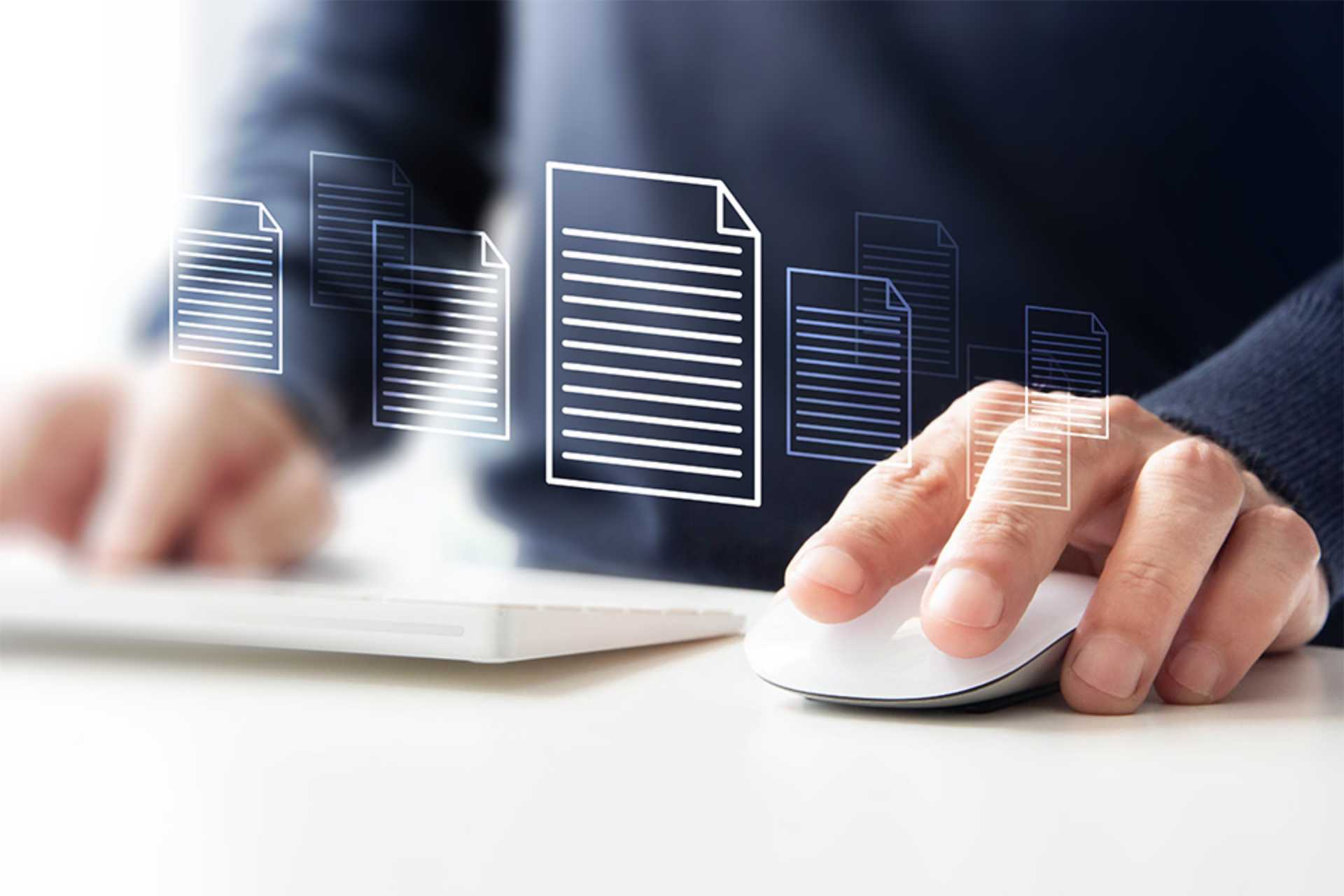 Person, die einen Computer benutzt